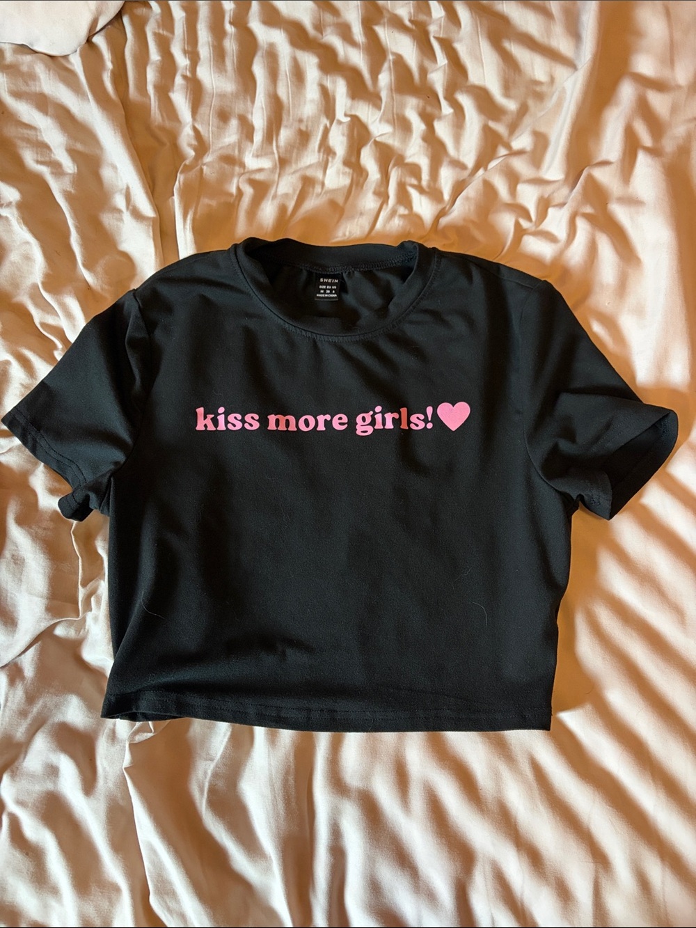 Black Graphic Crop Tee - 'kiss more girls!'